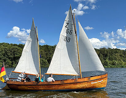 Segelkutter der TH Wildau bei der Fahrt auf der Dahme