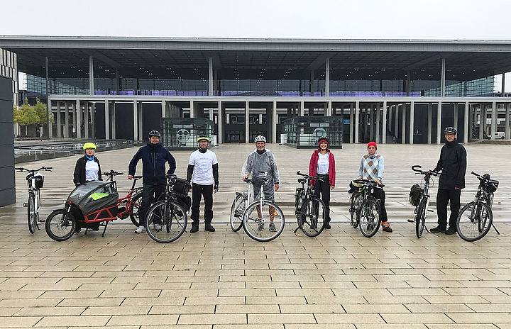Ankunft der Sommerradtour Stiftungsprofessuren Radverkehr am BER