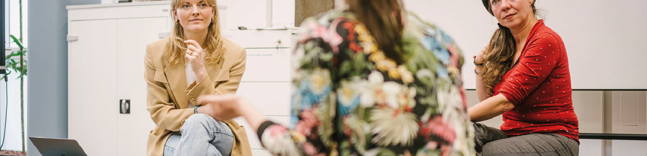 Bild zeigt eine Gesprächssituation zwischen Mentorinnnen* und Teilnehmerin*