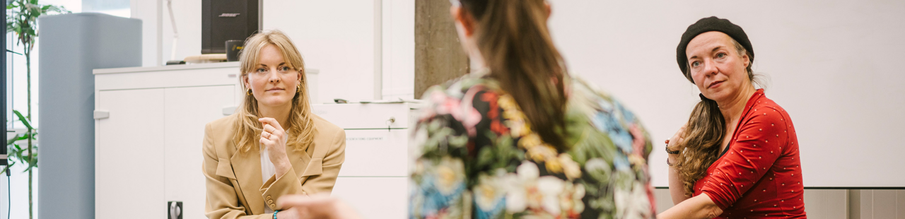 Bild zeigt eine Gesprächssituation zwischen Mentorinnnen* und Teilnehmerin*