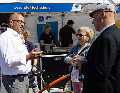 Präsidentin Prof. Ulrike Tippe und Wildaus Bürgermeister Frank Nerlich beim Gespräch an einem Informationsstand