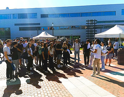 Erstsemester-Studierende beim Start des Campusrundgangs vor Halle 17 auf dem Campus der TH Wildau