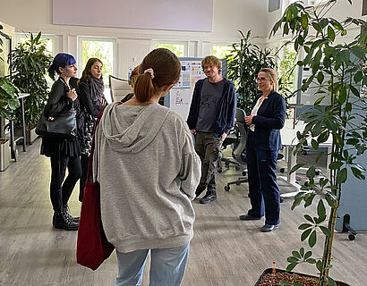 Prof. Susanne Marx (rechts) zusammen mit den Studierenden im Opp:Lab der TH Wildau.