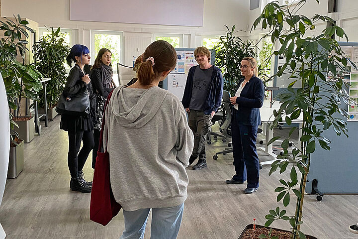 Prof. Susanne Marx (rechts) zusammen mit den Studierenden im Opp:Lab der TH Wildau.