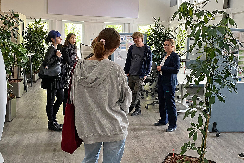 Prof. Susanne Marx (rechts) zusammen mit den Studierenden im Opp:Lab der TH Wildau.