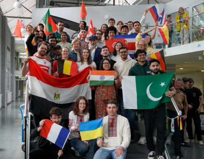 Gruppenfoto, Menschen halten Flaggen verschiedener Länder