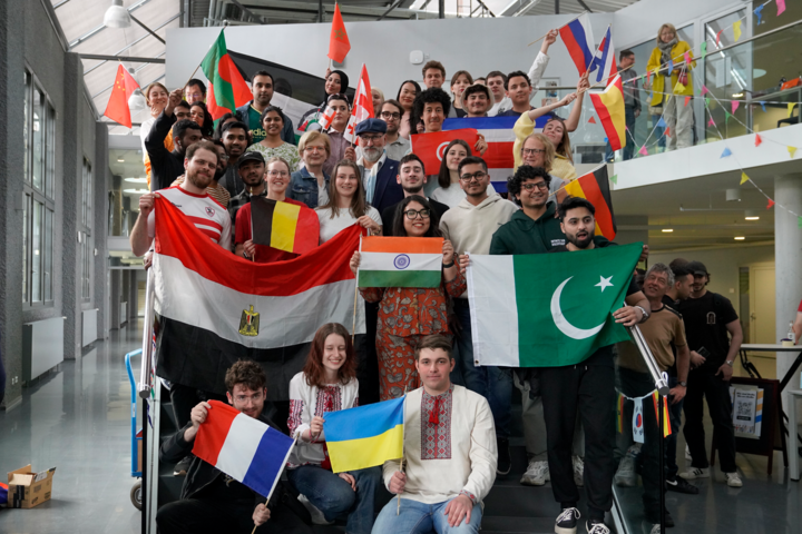 Gruppenfoto, Menschen halten Flaggen verschiedener Länder