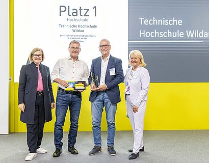 Die glücklichen Gewinner der TH Wildau bei der Preisverleihung des delina Awards auf der Learntec in Karlsruhe