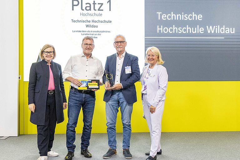 Die glücklichen Gewinner der TH Wildau bei der Preisverleihung des delina Awards auf der Learntec in Karlsruhe
