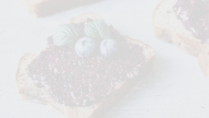 Bananenbrot mit Heidelbeer-Chia-Marmelade und frischer Pfefferminze und Heidelbeeren