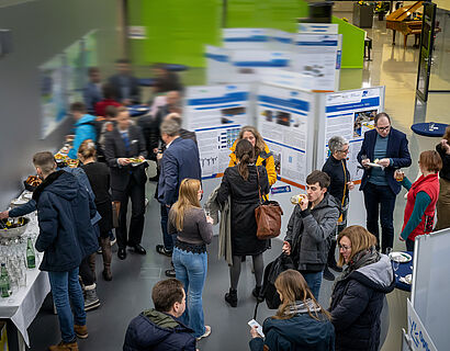 Personen und Rollups bei einer Veranstaltung im Audimax-Foyer der TH Wildau