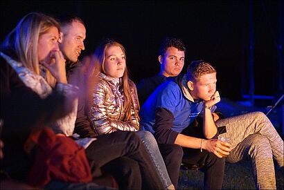Freunde am Feuer