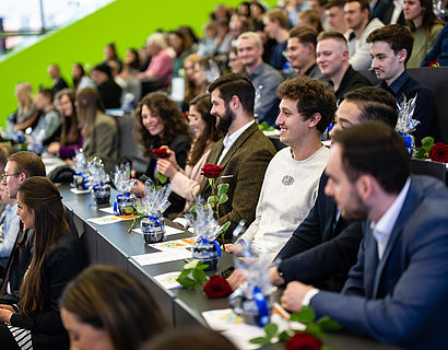 Absolventinnen und Absolventen bei der Verabschiedung 2022 im Audimax