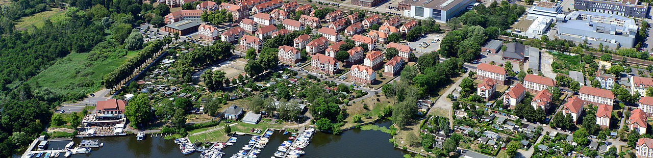 Luftaufnahme der Stadt Wildau mit Blick auf das Wasser und Schwartzkopffsiedlung