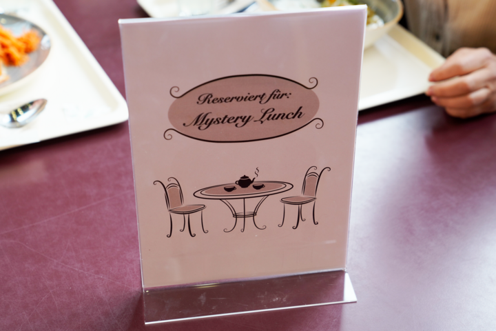 Schild mit der Aufschrift "Reserviert" auf einem Tisch