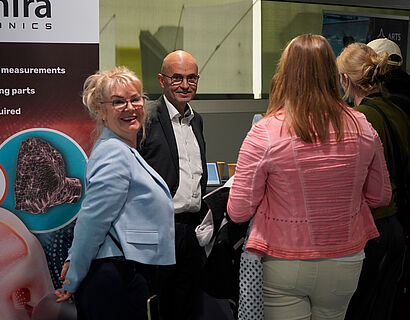 Ausstellende und Besucher*innen an einem Stand bei der THCONNECT 2025