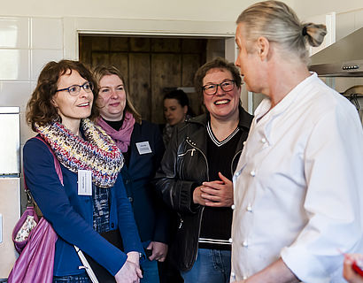 wissenschaftliche Fachkräfte aus Fachhochschulen und privaten Forschungseinrichtungen des Landes Brandenburg  besuchen über "Profs on Tour"  Unternehmen der Ernährungswirtschaft in und um Müncheberg, wie die Nudelmanufaktur Märkische Schweiz, die Biokiste Apfeltraum und Bergschäferei und eine Biokelterei