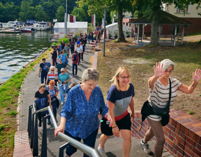 Menschen wandern am Flussufer entlang