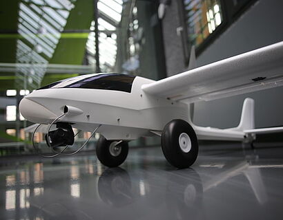 ein weißes Flugzeug
