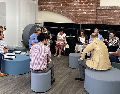 Teilnehmende des Netzwerktreffens der AG Nachfolge beim Gruppengespräch im Opp:Lab