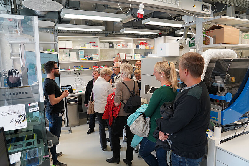 Lange Nach der Wirtschaft Besucherinnen und Besucher im Labor der BIOMES NGS GmbH 