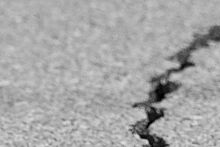 Erdbeben Betonoberfläche mit einem Riss