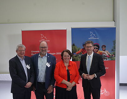 Prof. Klaus-Martin Melzer (VP Forschung und Transfer TH Wildau), Frank Nerlich (Bürgermeister Stadt Wildau), Dr. Ina Bartmann (Staatssekretärin MIL Brandenburg), Christian Hirte (MdB und Staatssekretär im Bundesverkehsministerium) auf der Landesradverkehrskonferenz an der TH Wildau