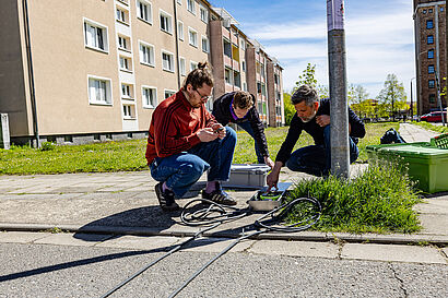 Die Zählschläuche werden von den Studierenden auf der Straße befestigt, wo sie den Radverkehr registrieren.