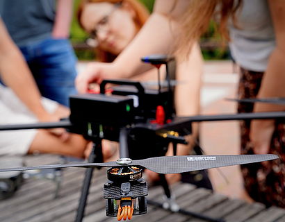 Studierende arbeiten mit einer Drohne