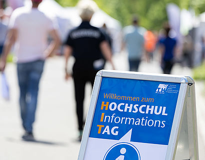 Plakat des Hochschulinformationstages 2023 der TH Wildau auf dem Campus