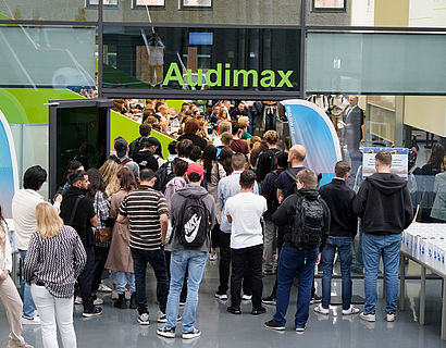 Gruppe Studierender vor dem Audimax der TH Wildau