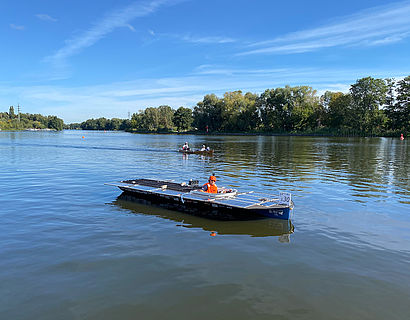 Solarboot auf dem Wasser an der Dahme