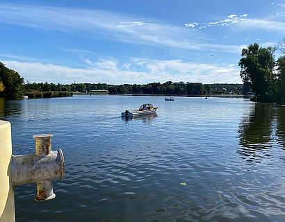 Solarboot auf dem Wasser an der Dahme