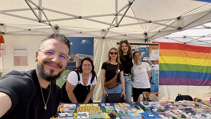 Man sieht Mitglieder der AG Diversität und Inklusion beim Stand am HIT 2026