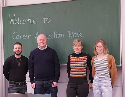 Gruppenfoto, auf dem das Orga-Team und der Referent zu sehen sind