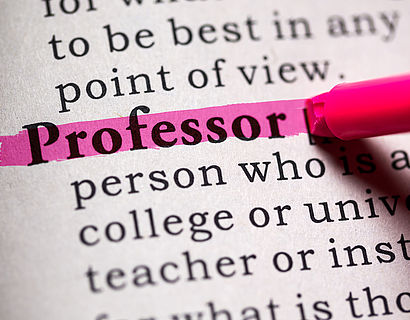 Nahaufnahme des Wortes "Professor" in einem Lexikoneintrag. Das Wort wird mit einem Textmarker pink markiert.