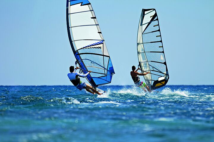 2 Windsurfer auf dem Wasser