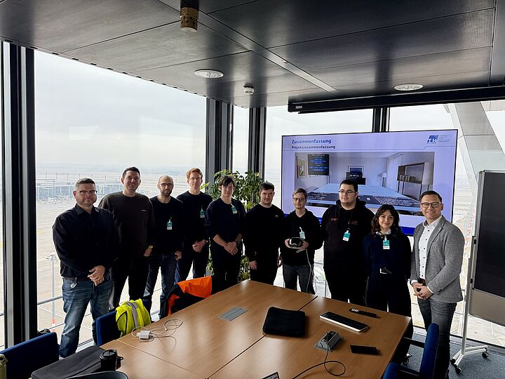 Gruppenfoto Studierende und DFS im Raum