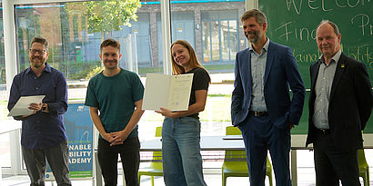  Teilnehmende der Sustainable Mobility Summer Academy 2023 erhält von den Dozierenden und Eichwaldes Bürgermeister Jörg Jenoch ihr Abschlusszertifikat