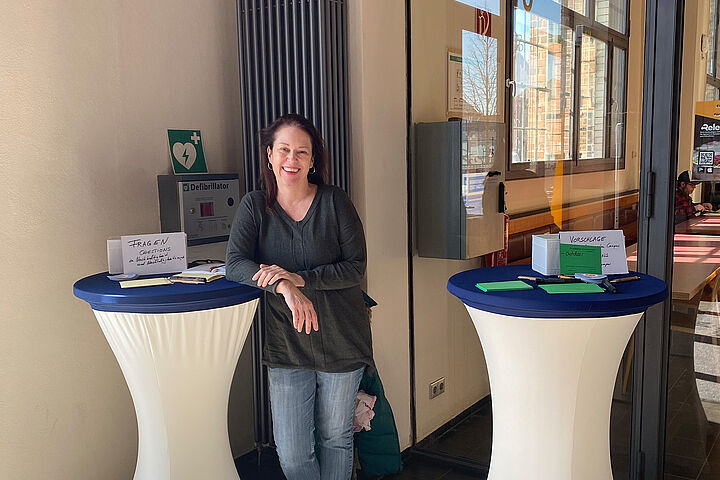 Dr. Christine Avenarius am Infostand zum Thema Nachhaltigkeit im Foyer vor der Mensa der TH Wildau