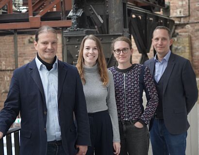 Vier Personen mit Industriehintergrund