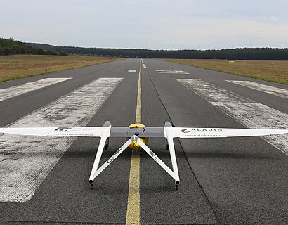 UAV ATISS steht auf der  Startbahn 12 Flugplatz Schönhagen
