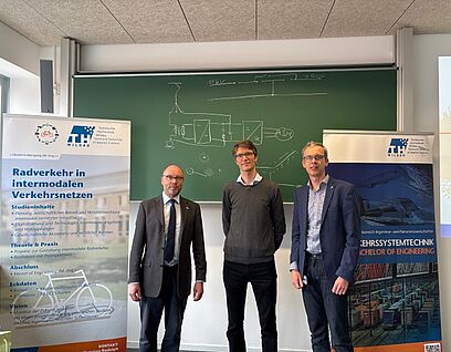 Bei einem Vortrag an der TH Wildau gab Philip Otto von den Verkehrsbetrieben Karlsruhe ei-nen spannenden Einblick über die wachsende Bedeutung von Datenströmen im öffentlichen Nahverkehr. Auf dem Bild mit Prof. Lehnert und Porf. Kohlen