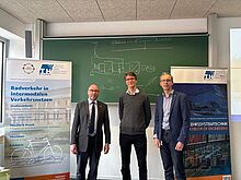 IMG 1127 Bei einem Vortrag an der TH Wildau gab Philip Otto von den Verkehrsbetrieben Karlsruhe ei-nen spannenden Einblick über die wachsende Bedeutung von Datenströmen im öffentlichen Nahverkehr. Auf dem Bild mit Prof. Lehnert und Porf. Kohlen