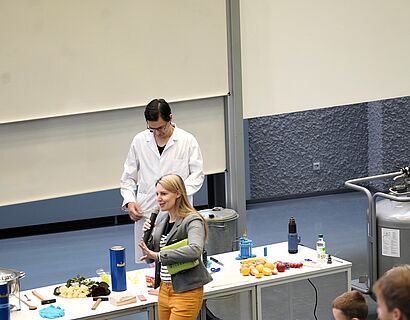 Kinderuni Winter Edition 2024 - Prof. Dreyer und Larissa Wille-Friel eröffnen eine Vorlesung