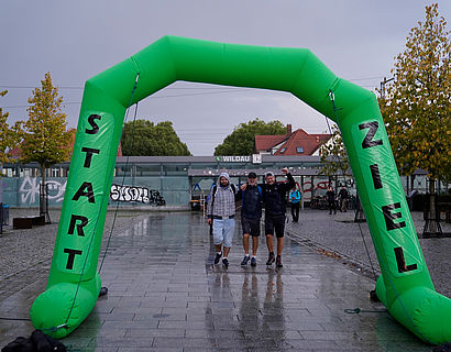 Drei stolze Wanderer beim Zieleinlauf