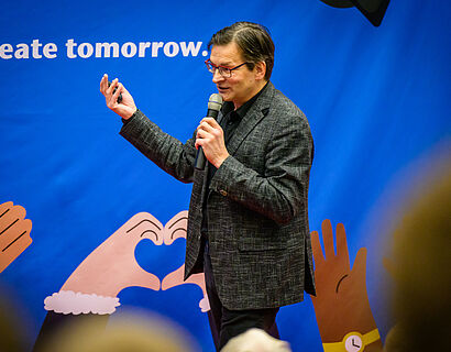 Prof. Christian Dreyer bei einer Laudatio im Rahmen der Absolvent*innen-Verabschiedung 2024/2025