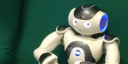 Humanoider Roboter in Ohrensessel
