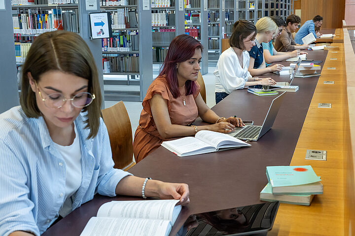 Studierende beim Arbeiten in der Bibliothek