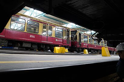 historisches S-Bahn-Fahrzeug aus ungewöhnlicher Perspektive